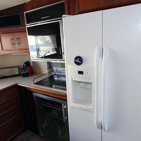 Hotel Yacht Our Alissa Sant Adria de Besos Ngoại thất bức ảnh