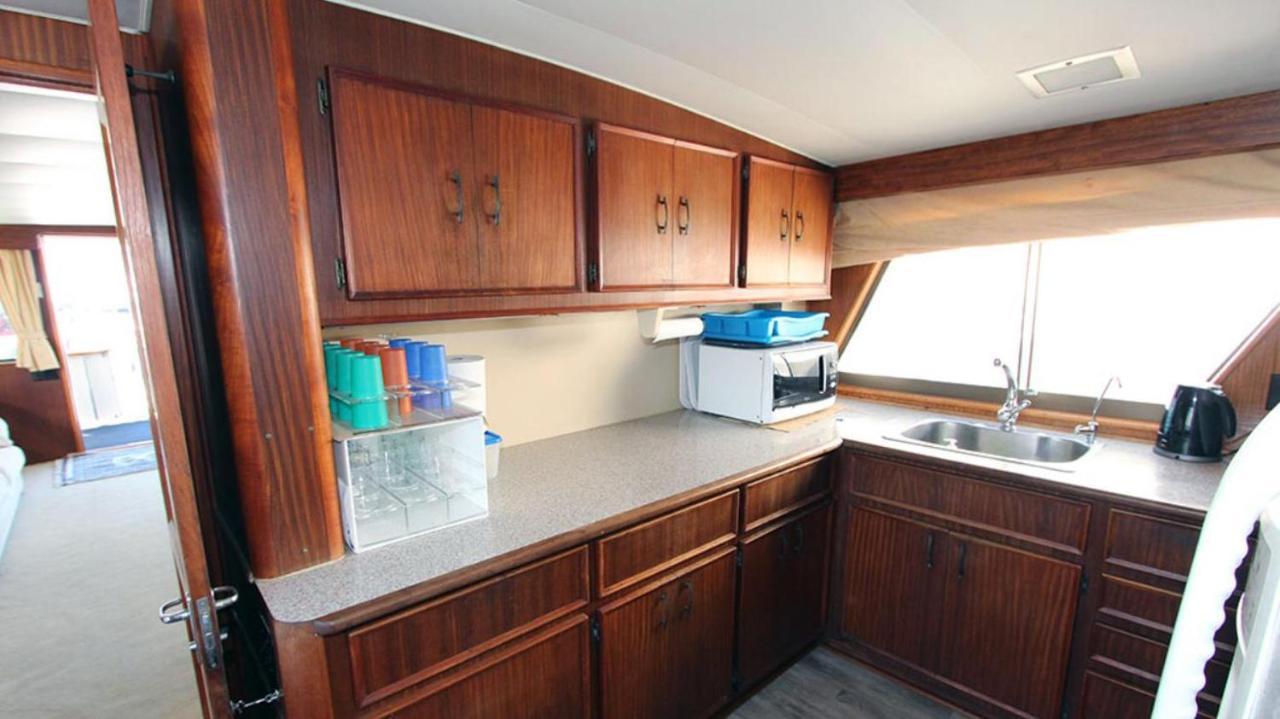 Hotel Yacht Our Alissa Sant Adria de Besos Ngoại thất bức ảnh