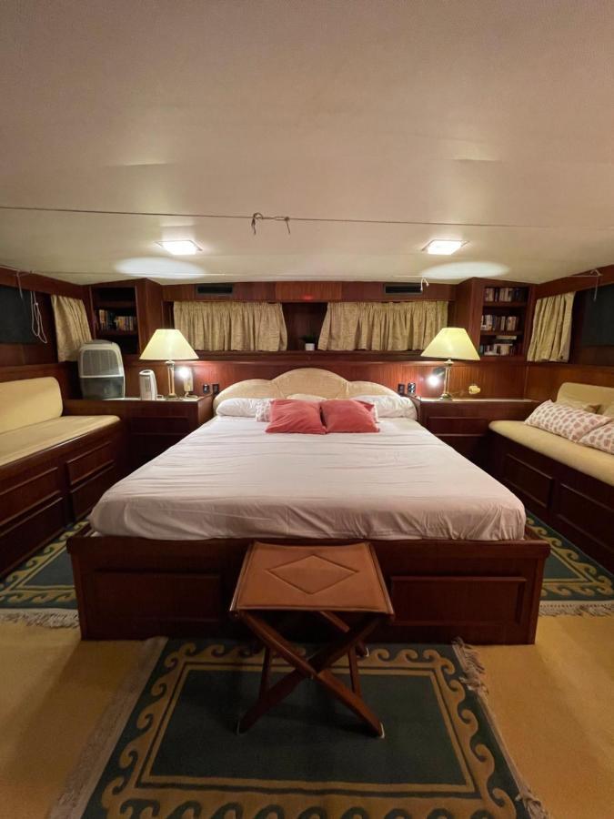 Hotel Yacht Our Alissa Sant Adria de Besos Ngoại thất bức ảnh