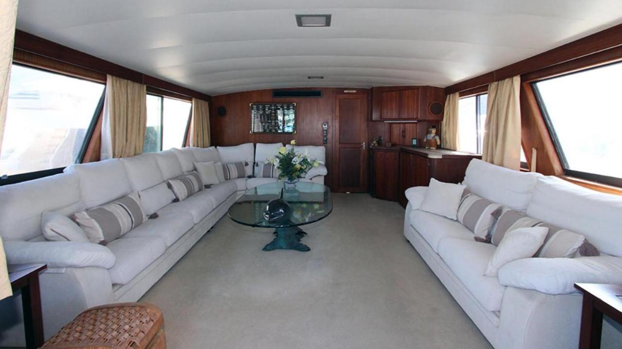 Hotel Yacht Our Alissa Sant Adria de Besos Ngoại thất bức ảnh