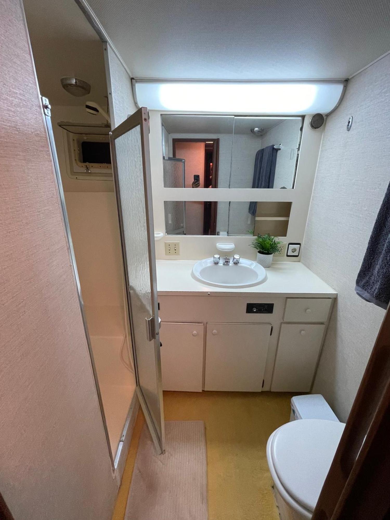Hotel Yacht Our Alissa Sant Adria de Besos Ngoại thất bức ảnh